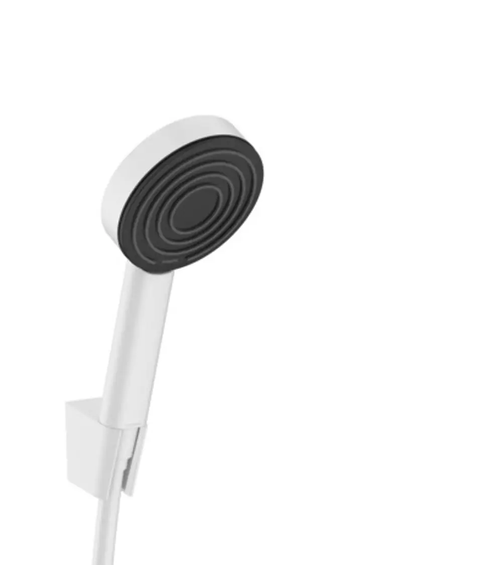 Brausekopf in mattem Weiß mit gebogenem Griff, montiert an einem Wandhalter. Hansgrohe-Design, geeignet für Duschsysteme.